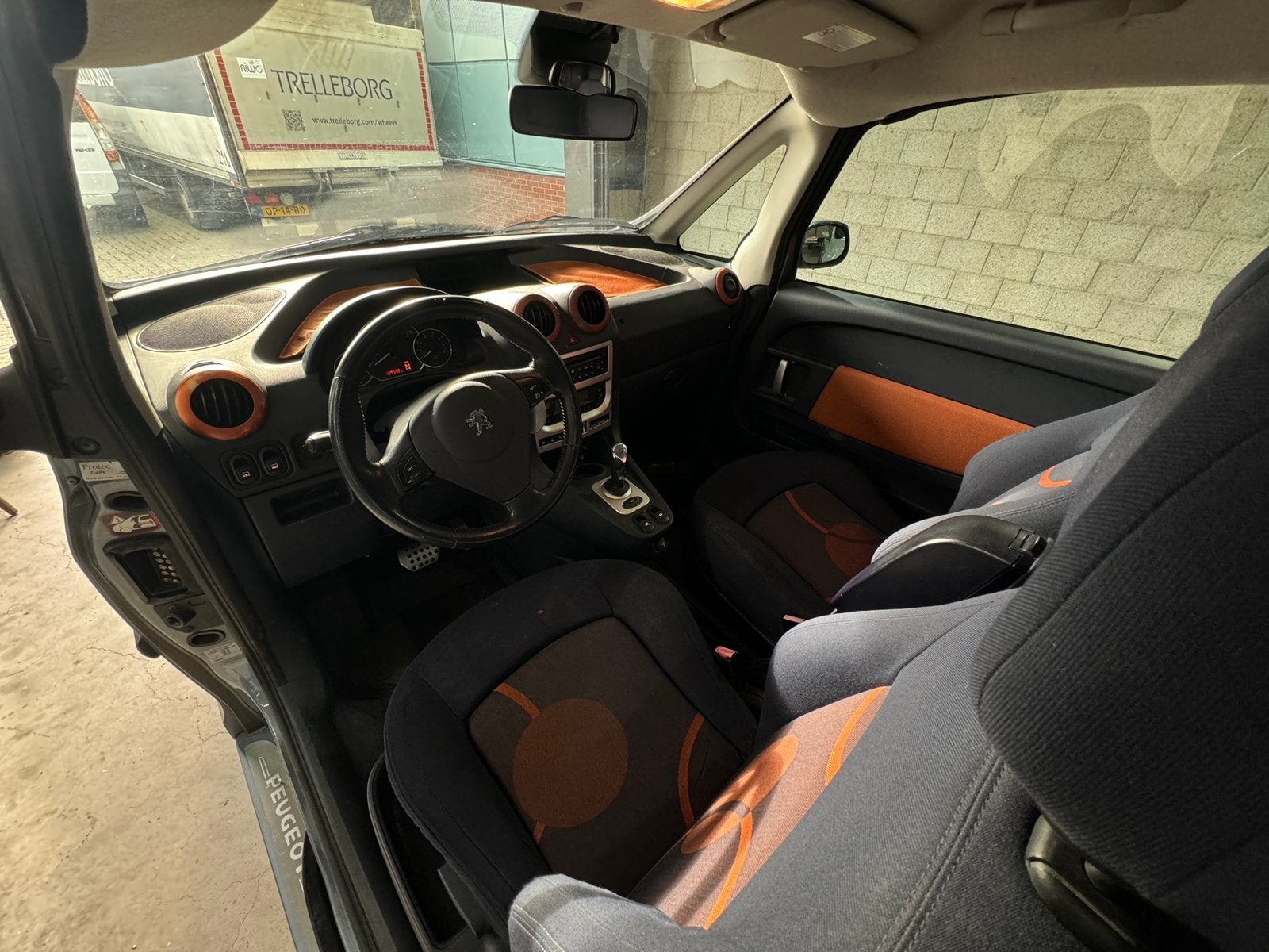 Peugeot 1007 1.6 16V Sporty autimaat 129000 km airco, Auto's, Zwart, 4 cilinders, 4 stoelen, Bedrijf