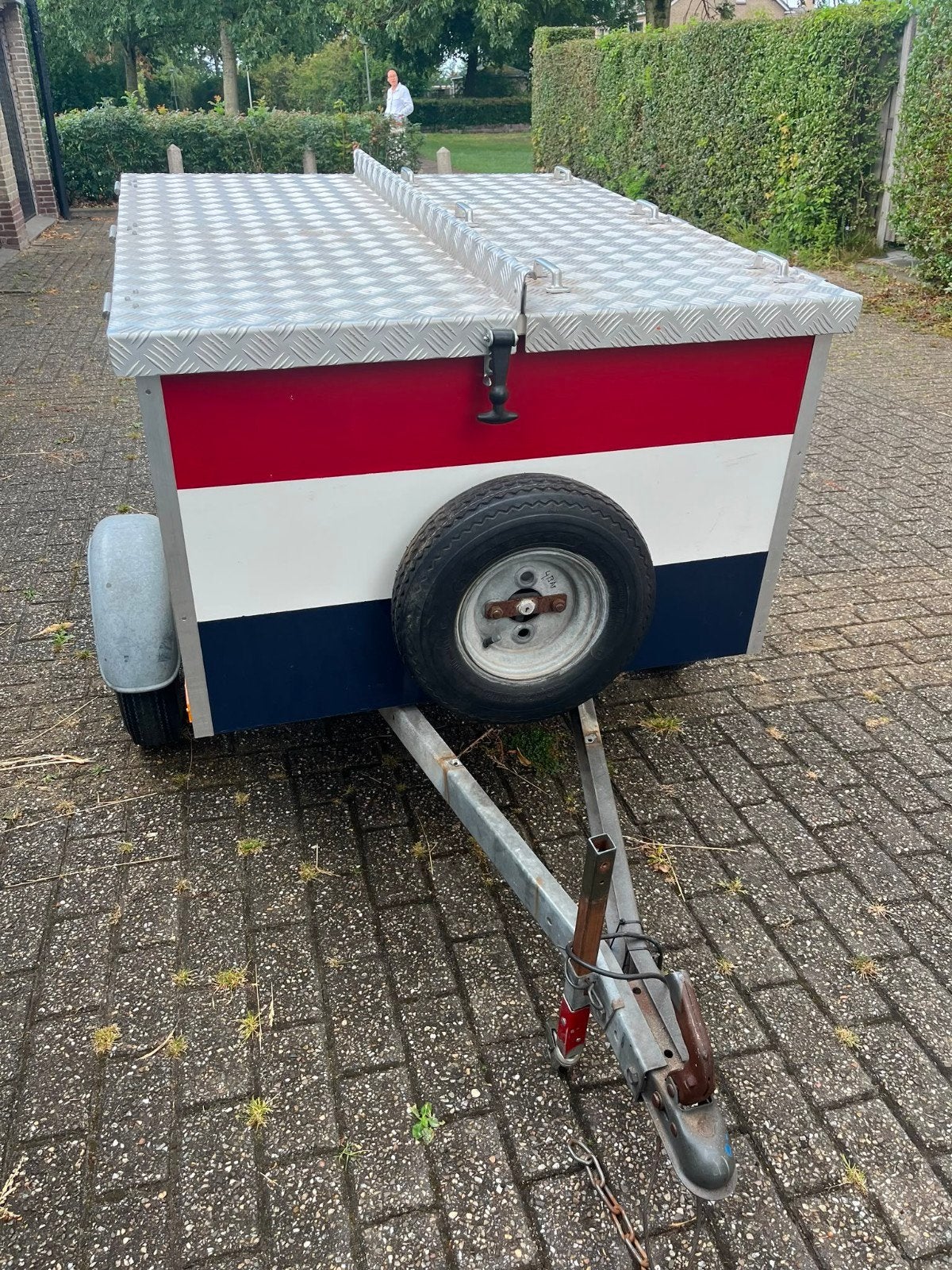 Aanhangwagen met gealviseerd onderstel en waterdichte opbouw, Ophalen