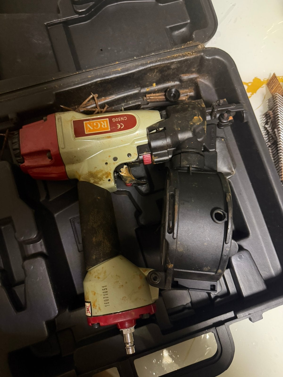 RGN pneumatische rolnageltacker / coil nailer – 32-65 mm, Ophalen of Verzenden, Zo goed als nieuw
