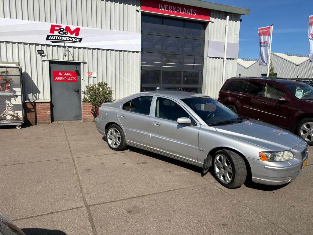 Volvo S60 2.4 Summum Nieuwe koppeling en distributie!, Auto's, Volvo, Voorwielaandrijving, Gebruikt, Zwart, S60