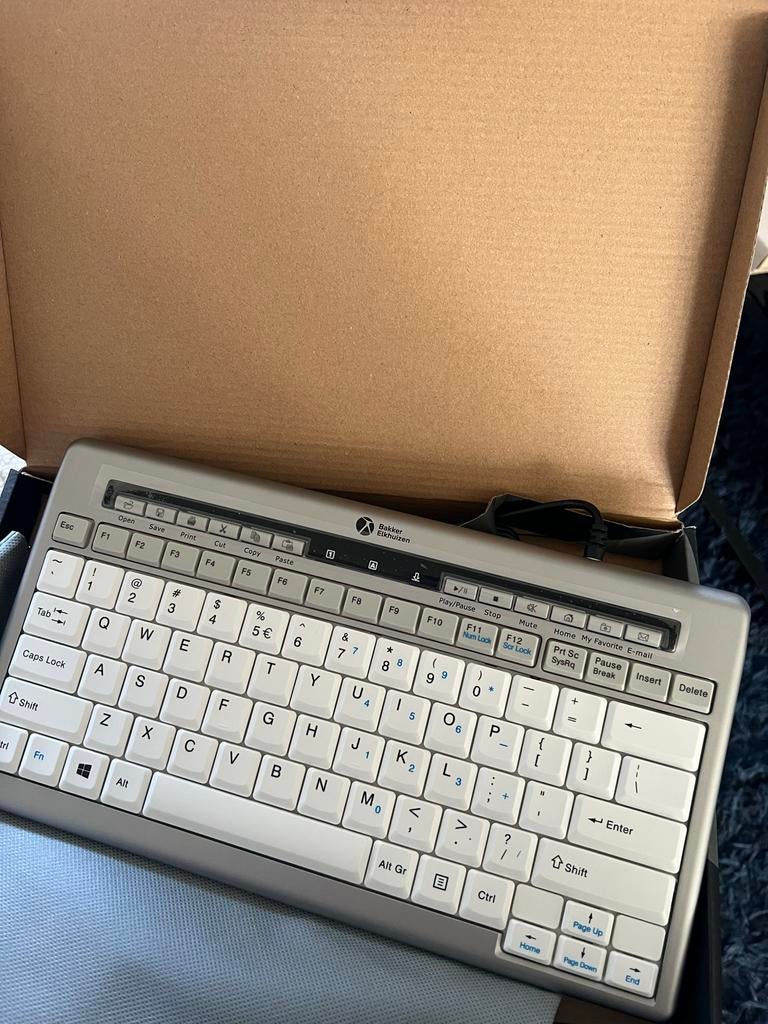 Compact USB Toetsenbord met laptop standaard, Computers en Software, Toetsenborden, Ophalen of Verzenden, Qwerty, Nieuw, Bedraad