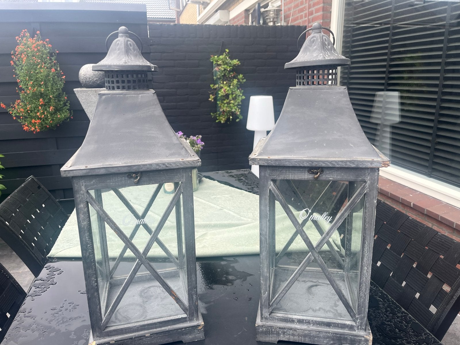 Set van 2 O'Malley zinken lantaarns met zinken kappen, Ophalen, Hout, Gebruikt, Landelijk