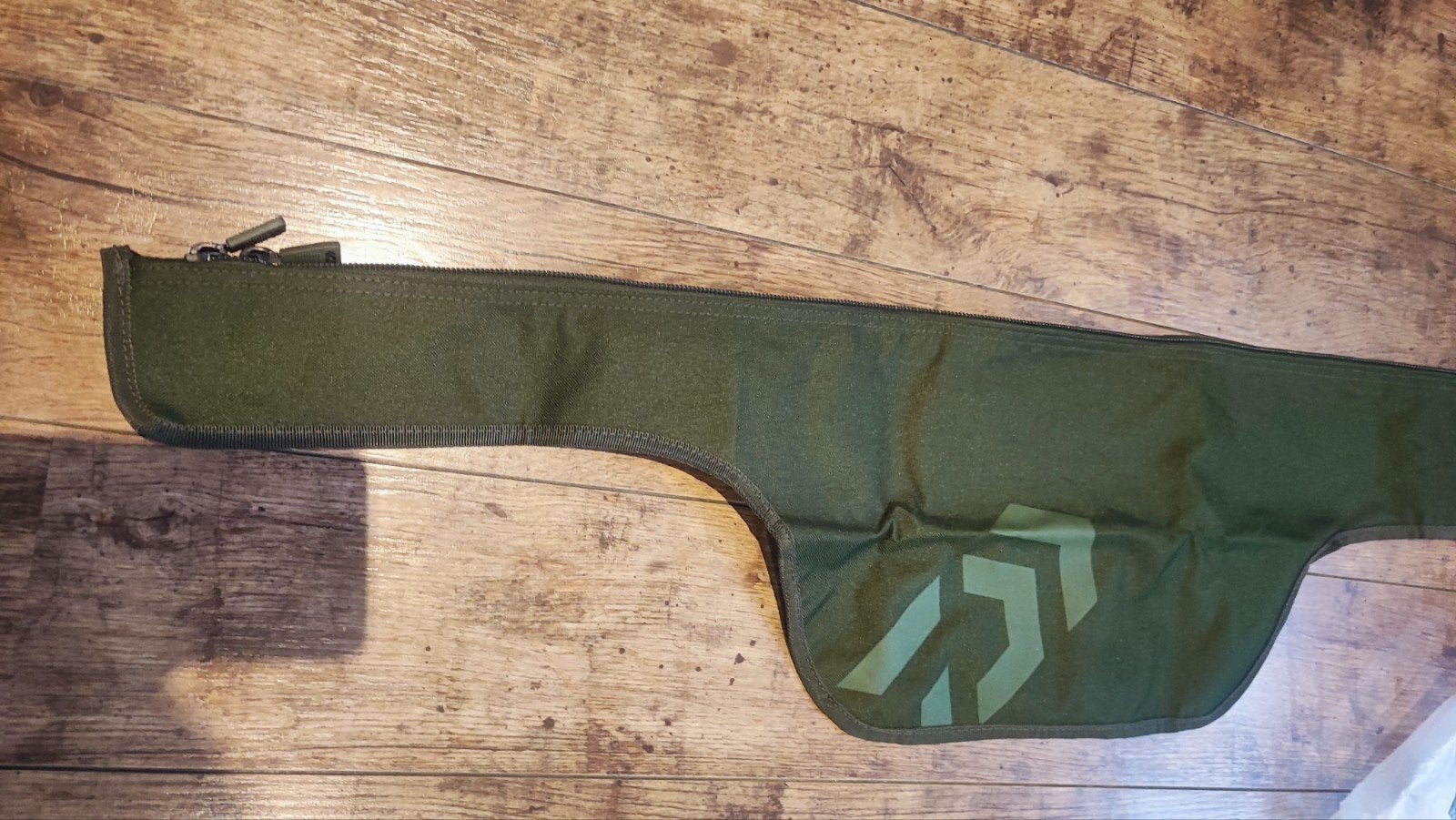 DAIWA Black Widow Rod Sleeve 135cm foudraal hengel nieuw, Watersport en Boten, Hengelsport | Karpervissen, Ophalen of Verzenden