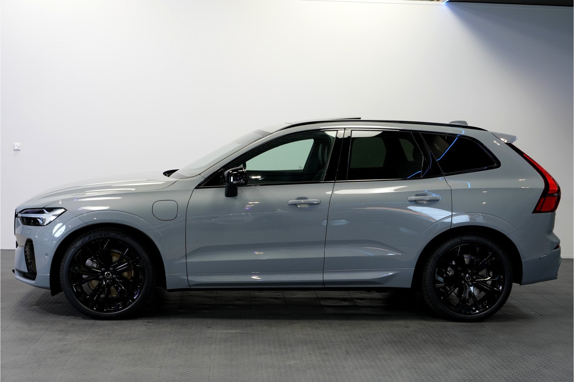 Volvo XC60 2.0 T6 AWD 247kW/336pk Aut8 MJ2027, NIEUW €83.3, Auto's, Automaat, Dealer onderhouden, Gebruikt, Euro 6