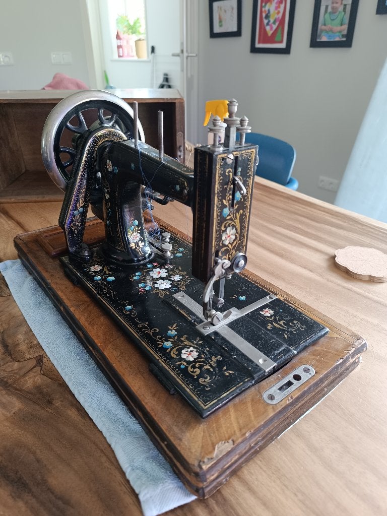 Gritzer Saxonia oude antieke naaimachine uit Hamburg, Ophalen