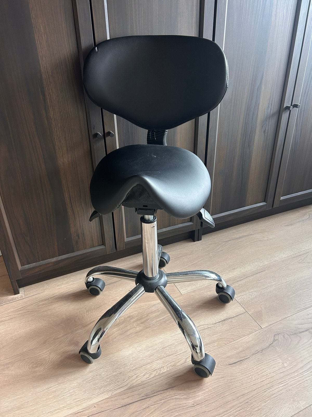 Zwarte ergonomische zadelkruk met rugleuning, Ophalen, Gebruikt, Zwart, Bureaustoel