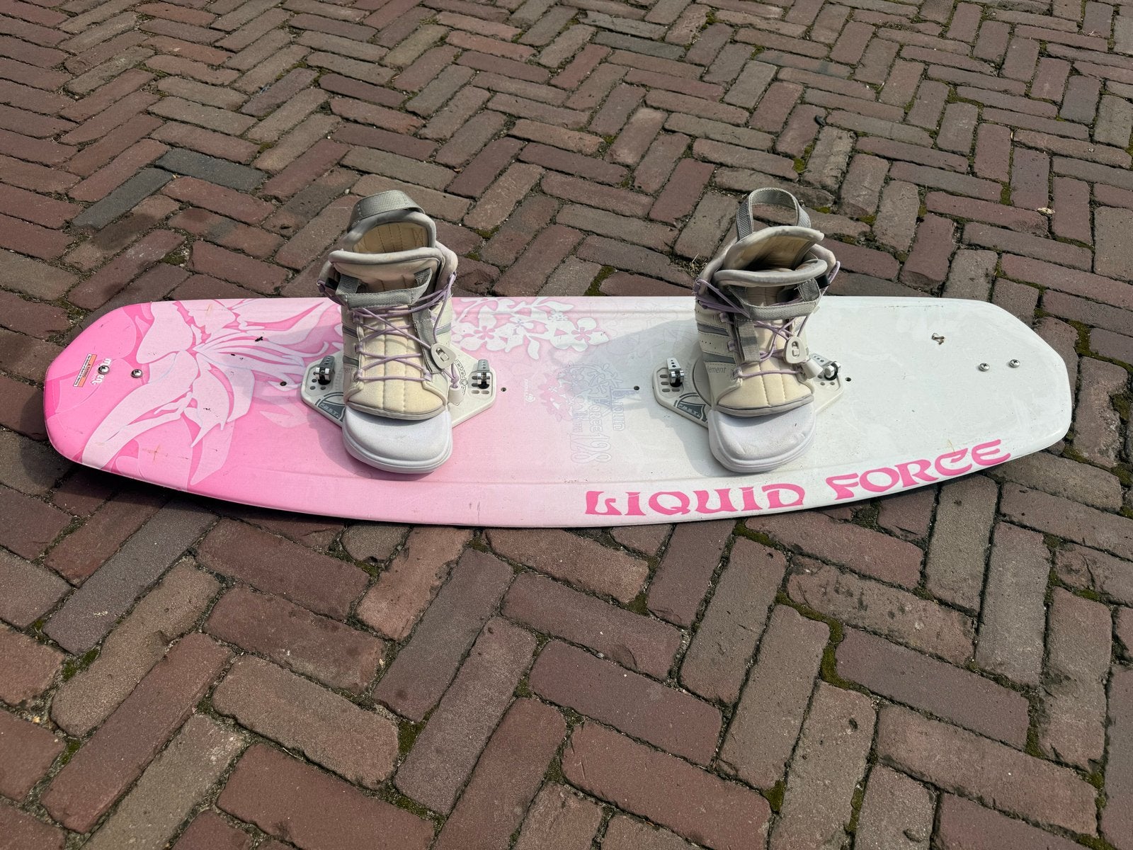 Liquid Force Wakeboard 128 cm met bindingen, Watersport en Boten, Wakeboarden, Ophalen of Verzenden, Gebruikt, Board en Schoenen
