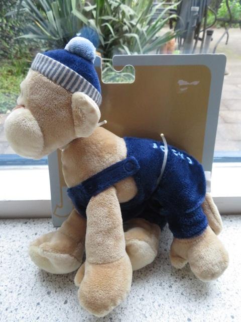 Aap JOCKO met blauwe velours muts en tuinbroek van JD Gloves, Ophalen of Verzenden, Middelgroot (20 tot 80 cm), Meerkleurig, Aap