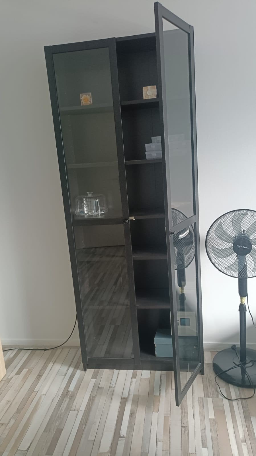Donkerbruine vitrinekast met glazen deuren, Huis en Inrichting, Kasten | Vitrinekasten, Ophalen, Glas, 50 tot 100 cm, Modern
