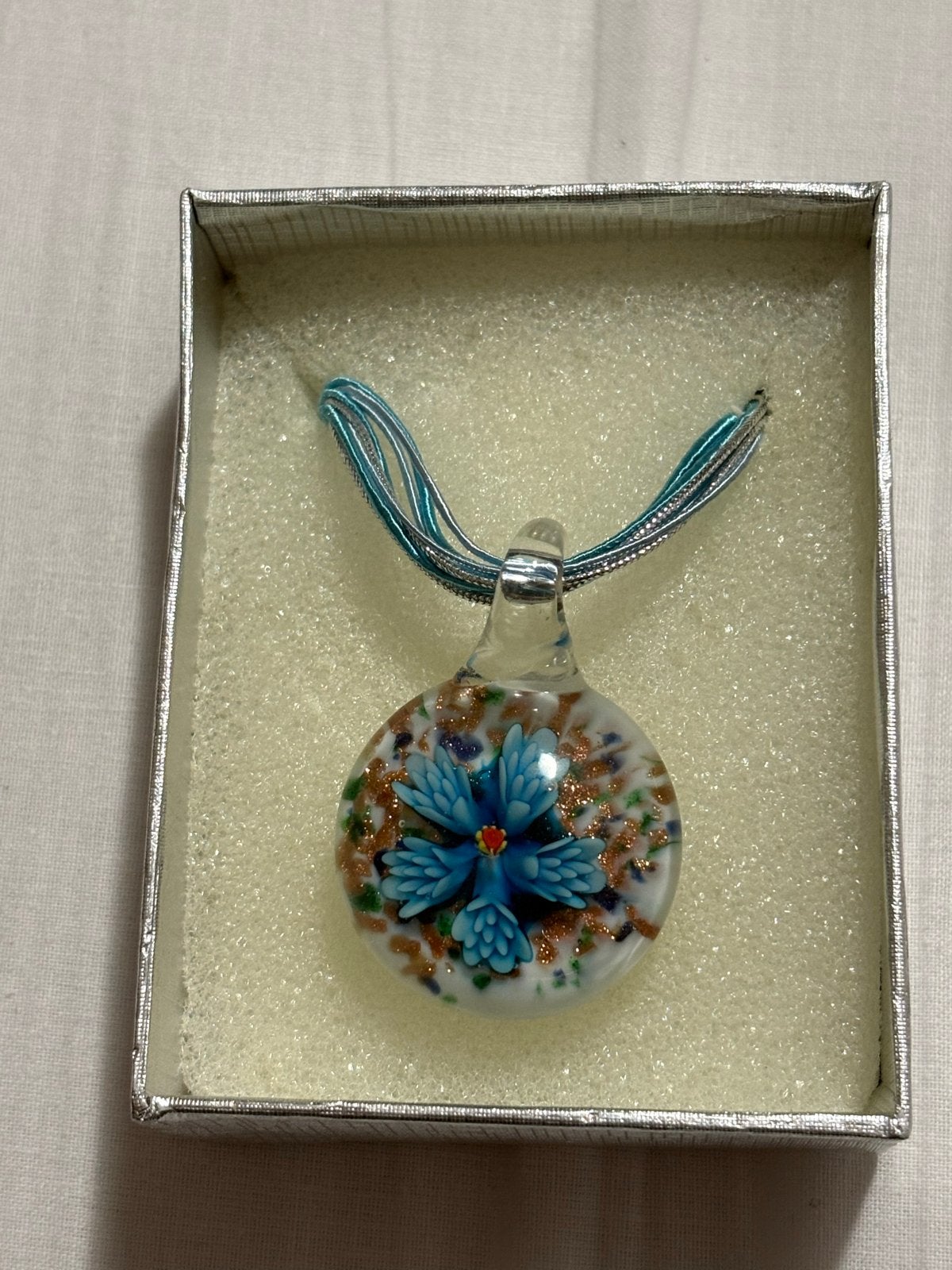 Glazen hanger met blauwe bloem en ketting, Blauw, Nieuw, Ophalen of Verzenden, Overige materialen