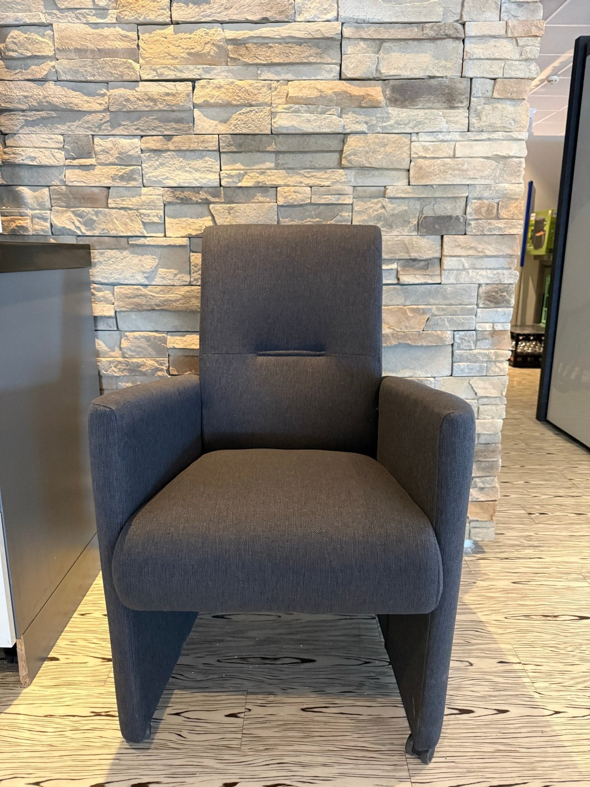 Comfortabele donkergrijze stoel met wieltjes, Huis en Inrichting, Stoelen, Ophalen, Zo goed als nieuw, Eén, Stof