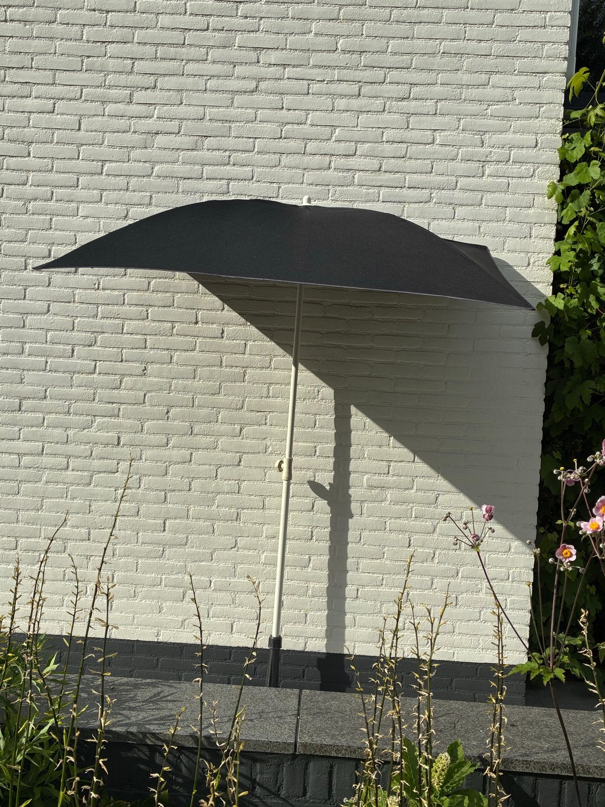 Zwarte balkon parasol met beton voet, Ophalen, Gebruikt, 2 tot 3 meter, Muurparasol