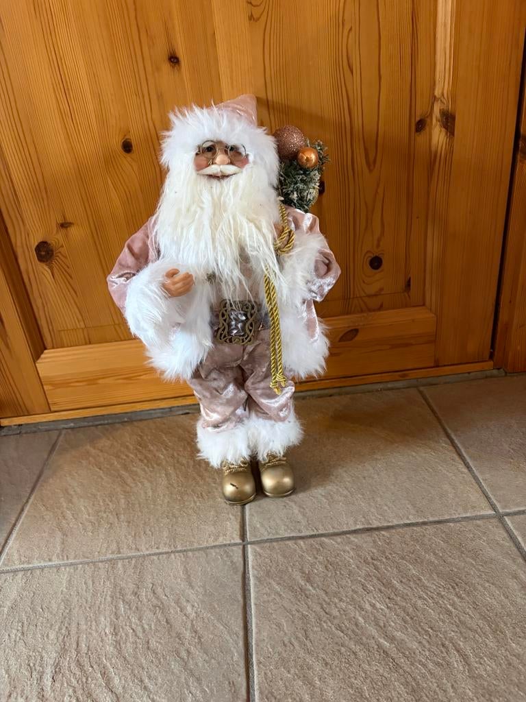 Kerstman 47 cm hoog lichtroze pak, Diversen, Kerst, Ophalen of Verzenden, Gebruikt