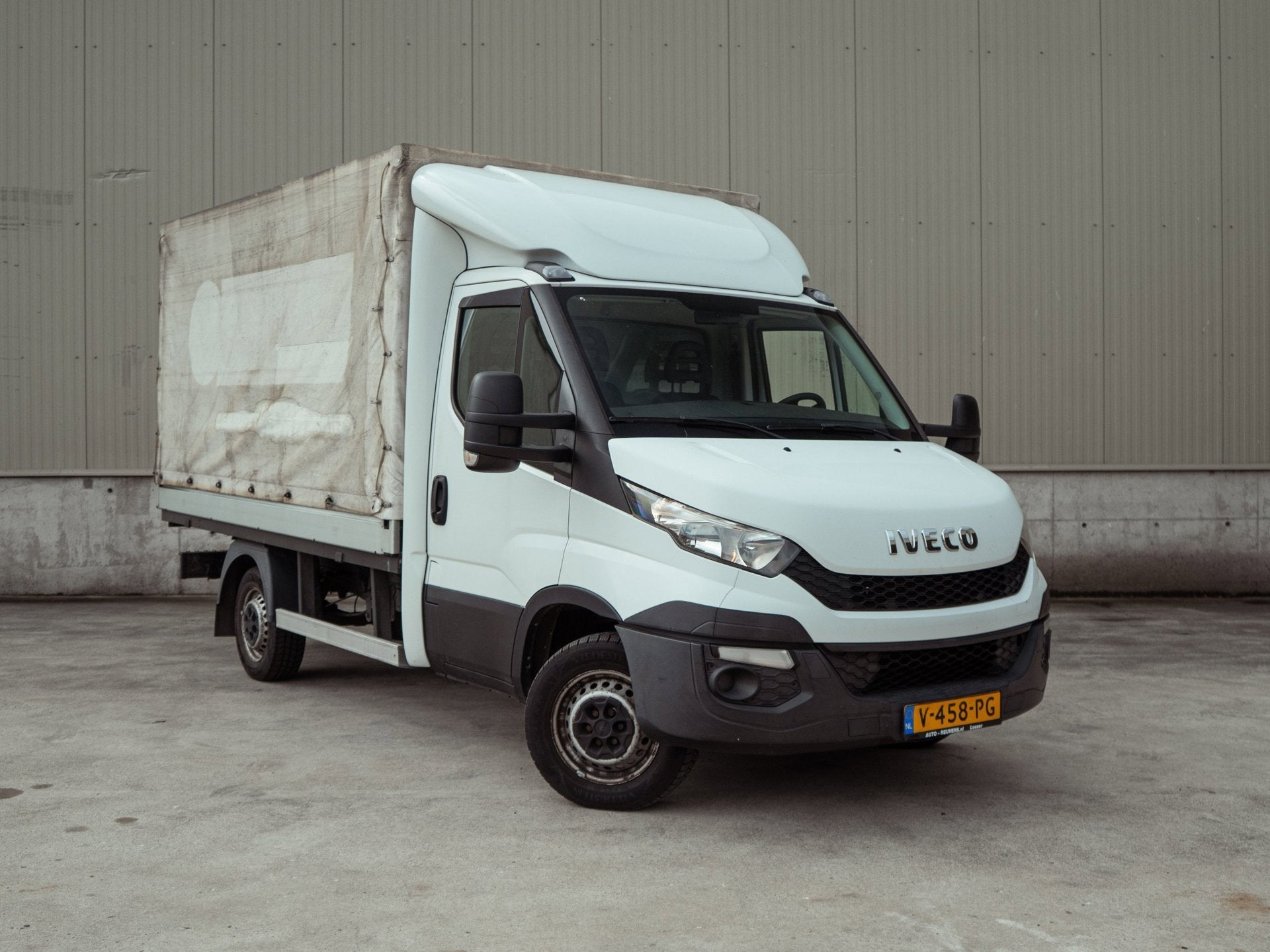 Iveco Daily 33S11 2.3 D 106PK Huifopbouw | Neerklapbare Zijs, Euro 5, Stof, Gebruikt, Zwart