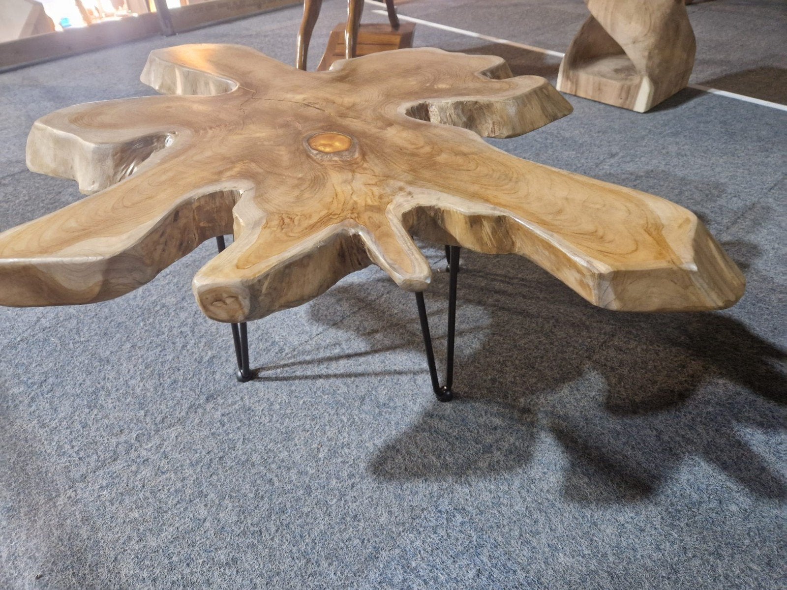teak wortelhout salontafel met epoxy goud. op hairpin poten, Industrieel suar interieur, Info@industrieel-suar-interieur.nl, 100 tot 150 cm