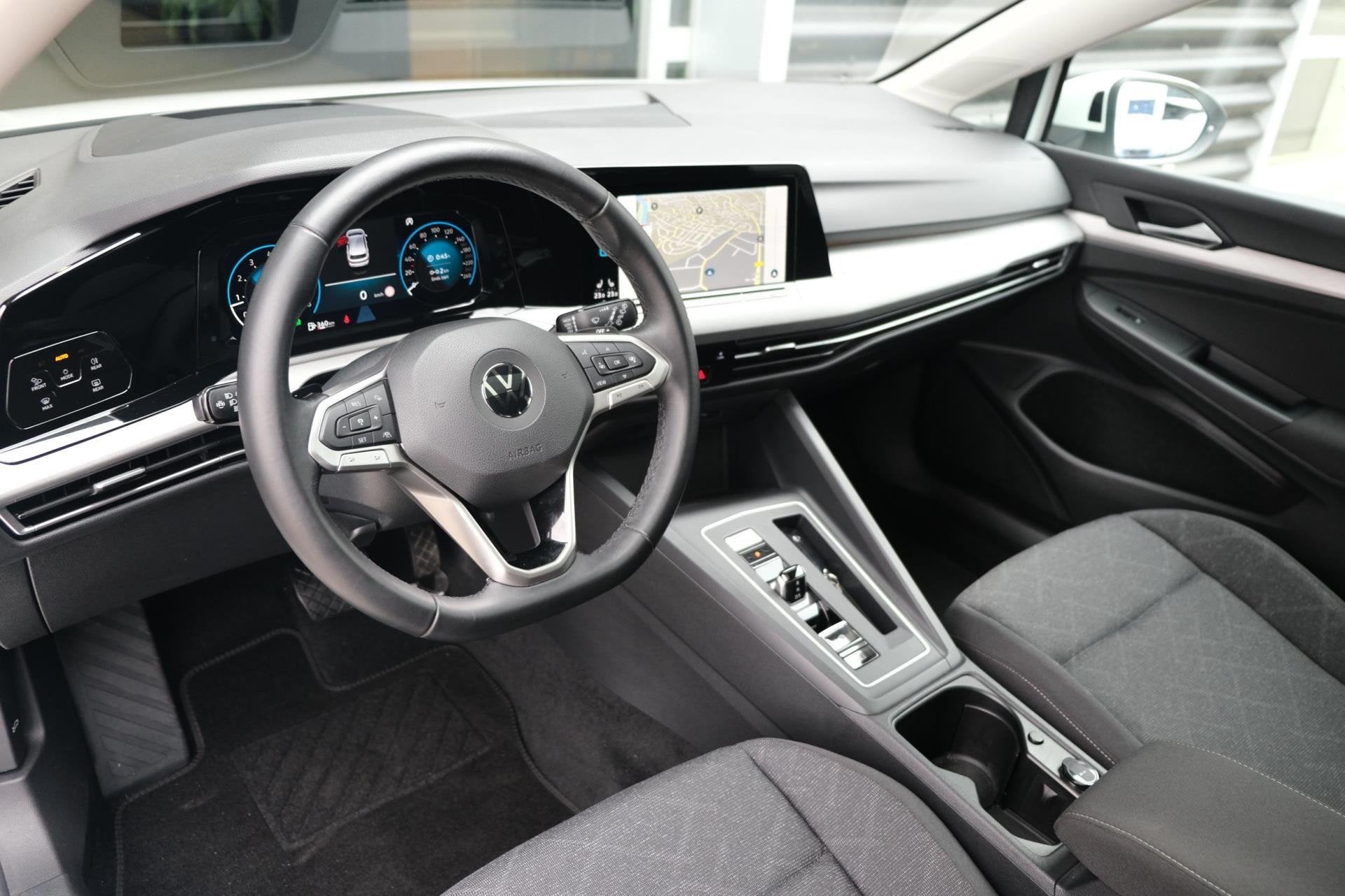 Volkswagen Golf 8 1.5 eTSI DSG Pano Led Navi ACC HUD CAM PDC, Auto's, Dealer onderhouden, Stof, 4 cilinders, 150 pk