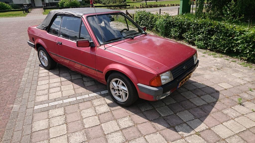 Ford Escort 1.6 Cabrio 1984 Rood + onderdelen, Auto's, Ford, Voorwielaandrijving, Escort, 4 cilinders, Grijs