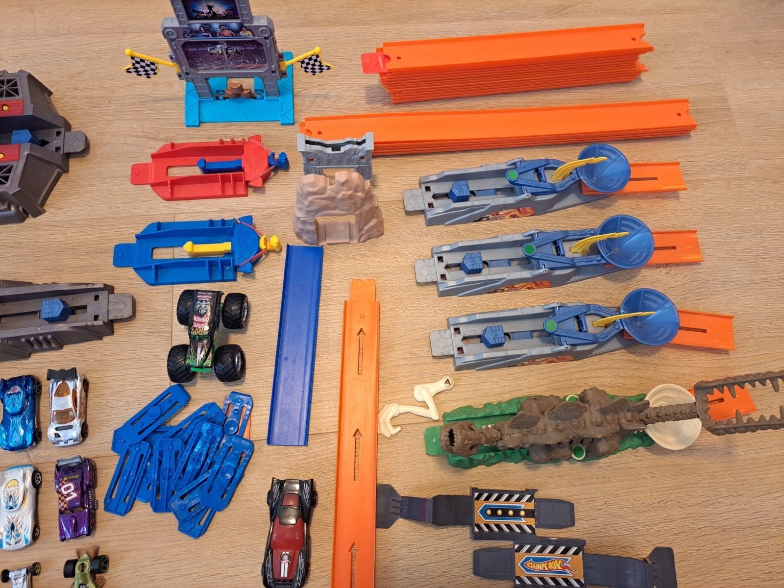 Grote verzameling Hot Wheel met veel auto's en banen, Ophalen of Verzenden, Zo goed als nieuw, Handmatig, Hot Wheels