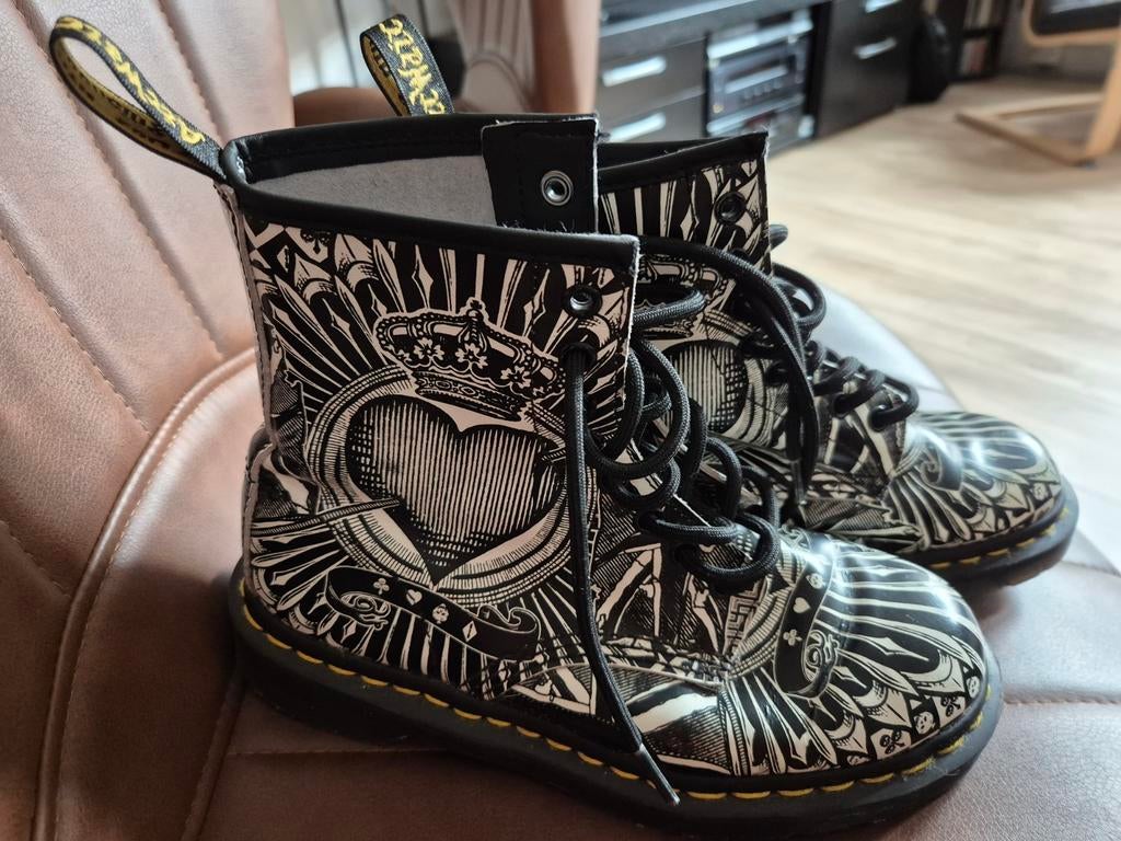 Dr. Martens 38 playing card, Ophalen of Verzenden, Zo goed als nieuw, Zwart