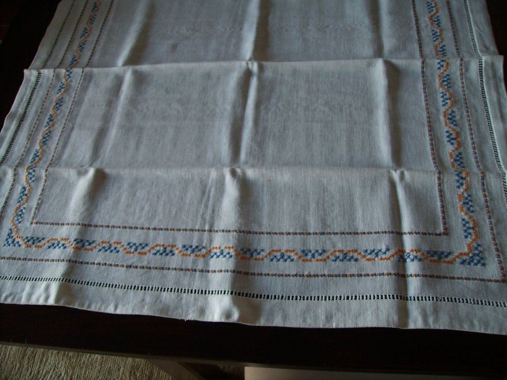 dekservet 74 x 73 cm. handgeborduurd / tafelkleed, Ophalen of Verzenden