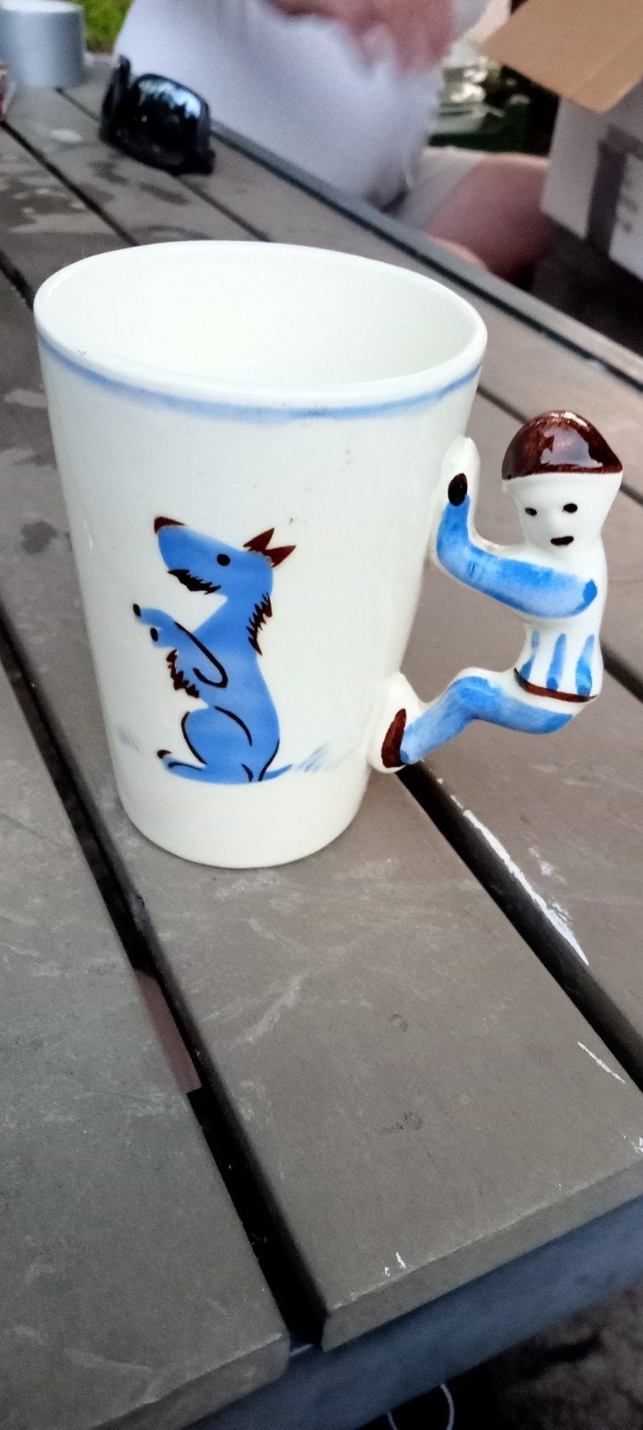 Unieke vintage beker met klimmend figuur en hondje, Antiek en Kunst, Ophalen of Verzenden