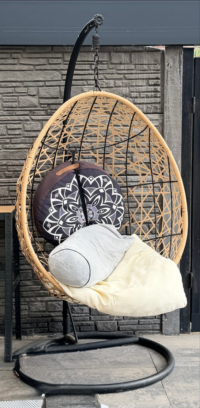 Comfortabele hangstoel van rotan met standaard, Huis en Inrichting, Stoelen, Ophalen, Gebruikt, Overige kleuren, Riet of Rotan