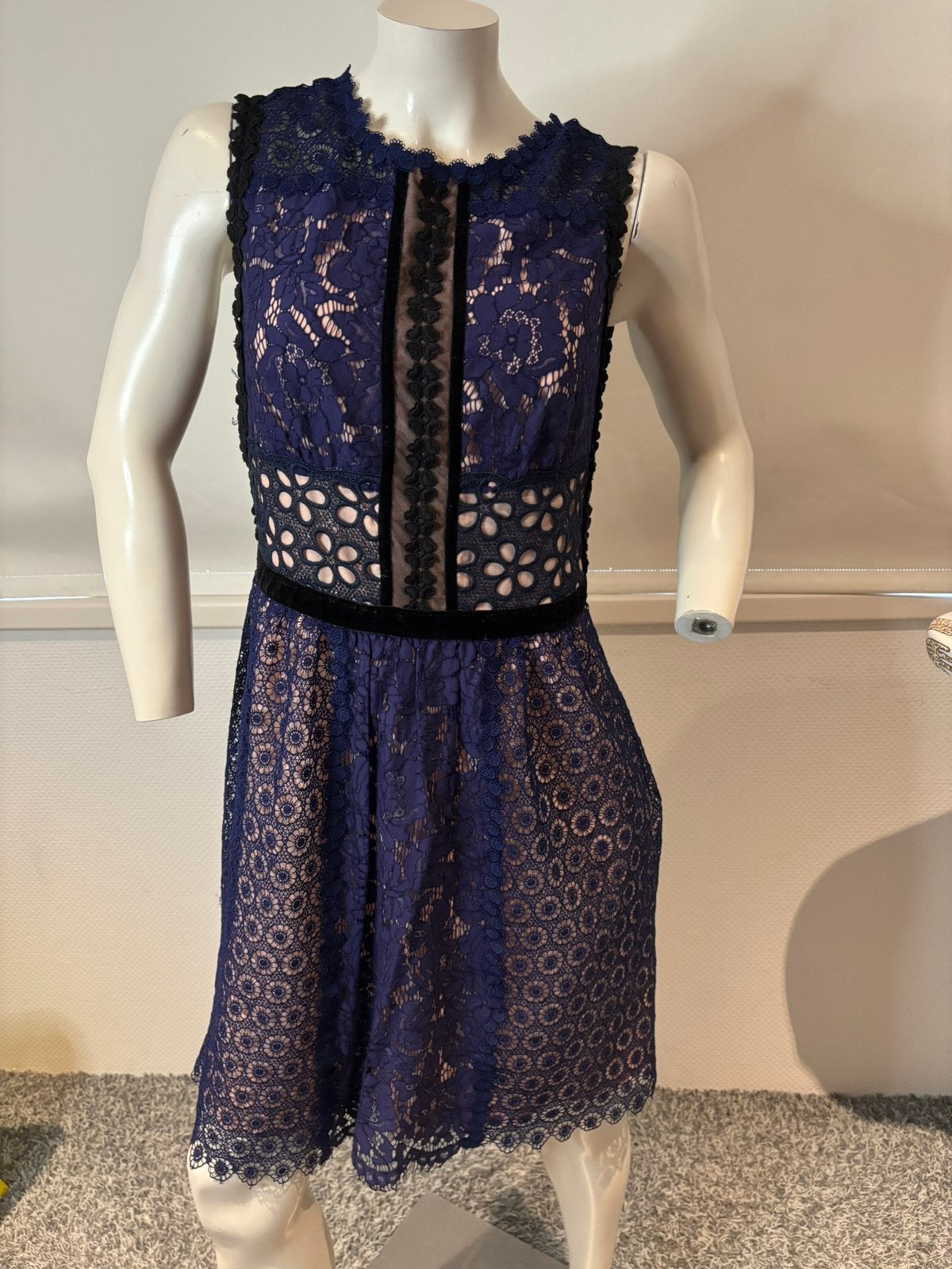 Boutique moschino kanten jurkje maat it 42 nl 38, Maat 38/40 (M), Blauw, Cocktailjurk, Ophalen of Verzenden