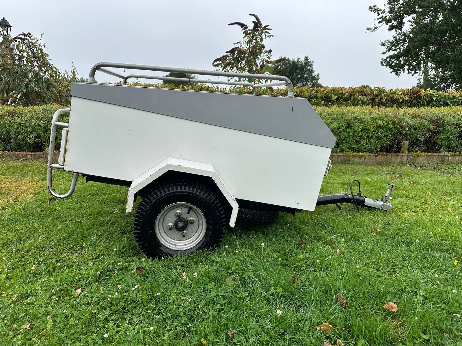 Compacte aanhangwagen met deksel en imperiaal, Ophalen, Gebruikt