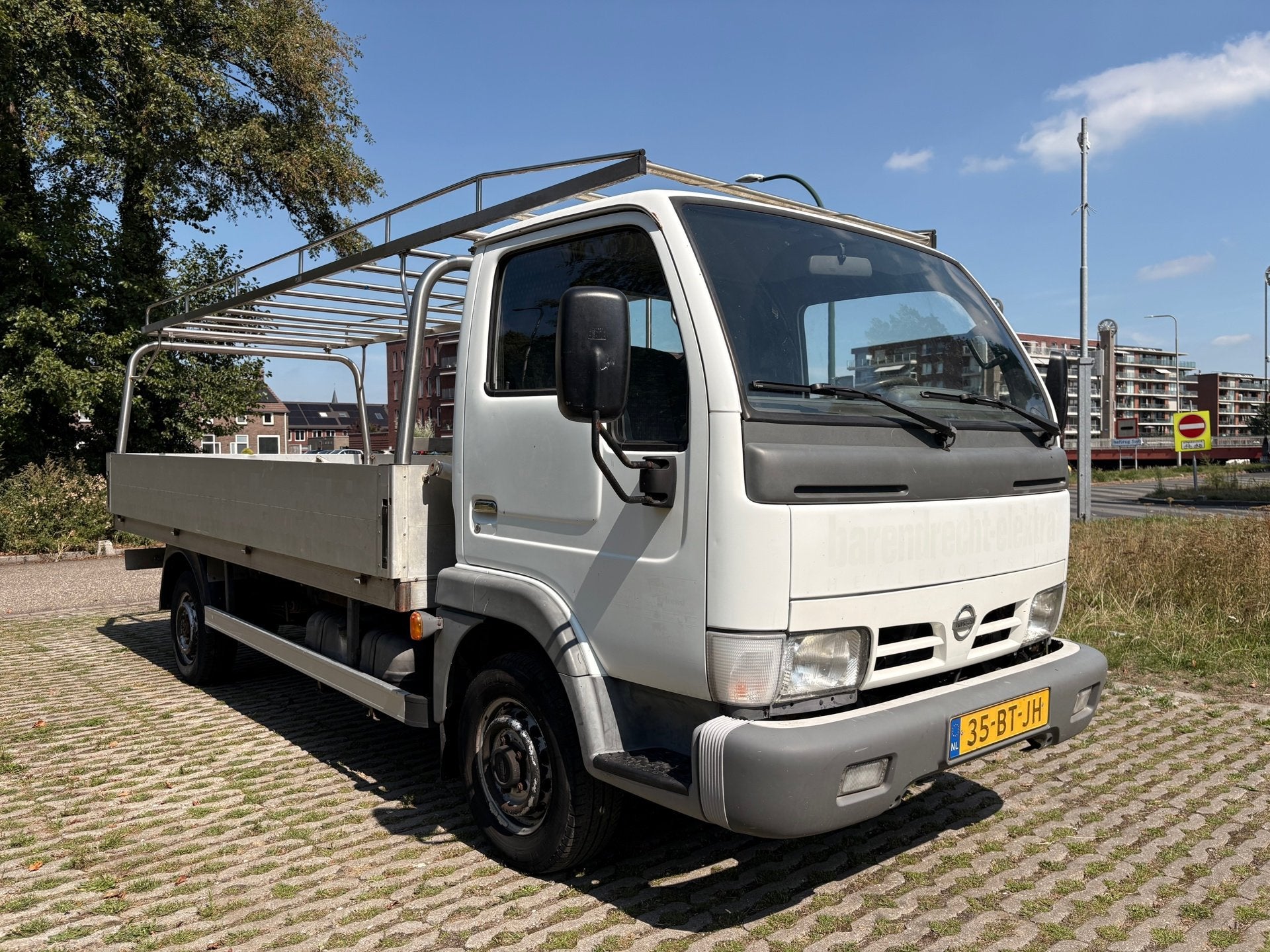 Nissan Cabstar E 105.32-340 3.0TD - openlaadbak - nieuwe apk, Auto's, 1940 kg, Achterwielaandrijving, Gebruikt, 2953 cc