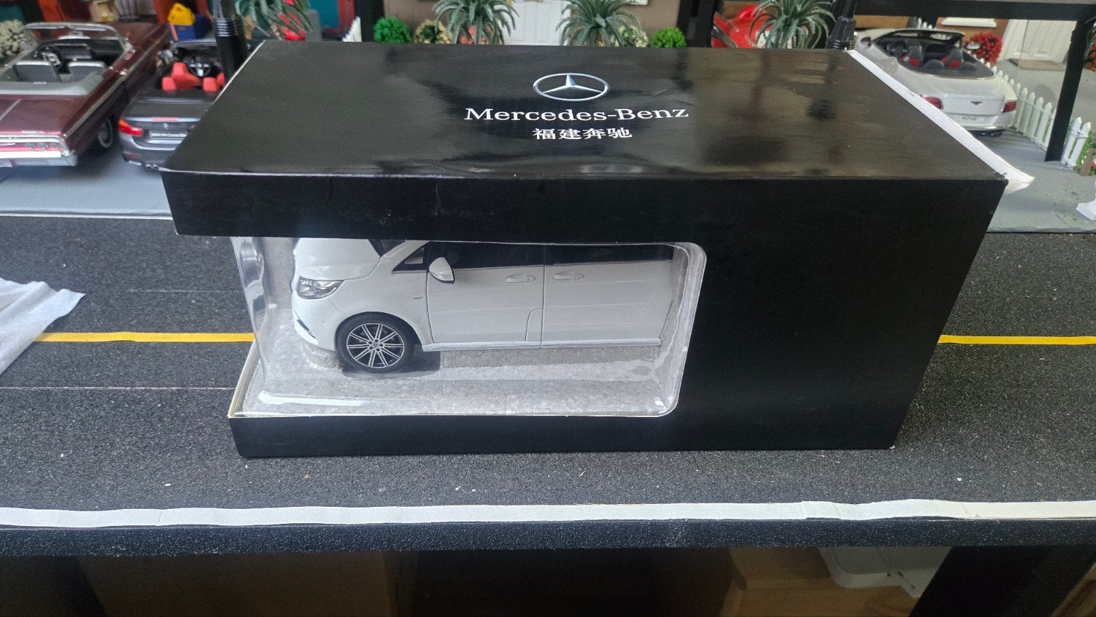 Mercedes Benz V-klasse China Edition 1:18 Dealer nieuwstaat, Hobby en Vrije tijd, Modelauto's | 1:18, Ophalen of Verzenden, Nieuw