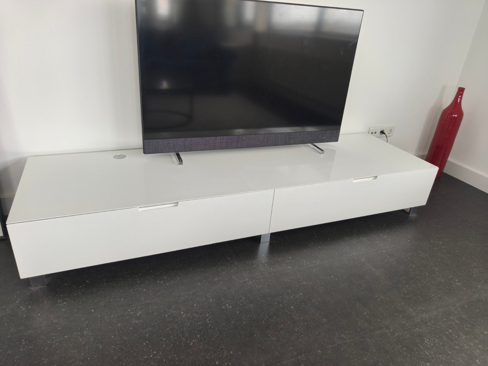 Witte TV Kast, Ophalen