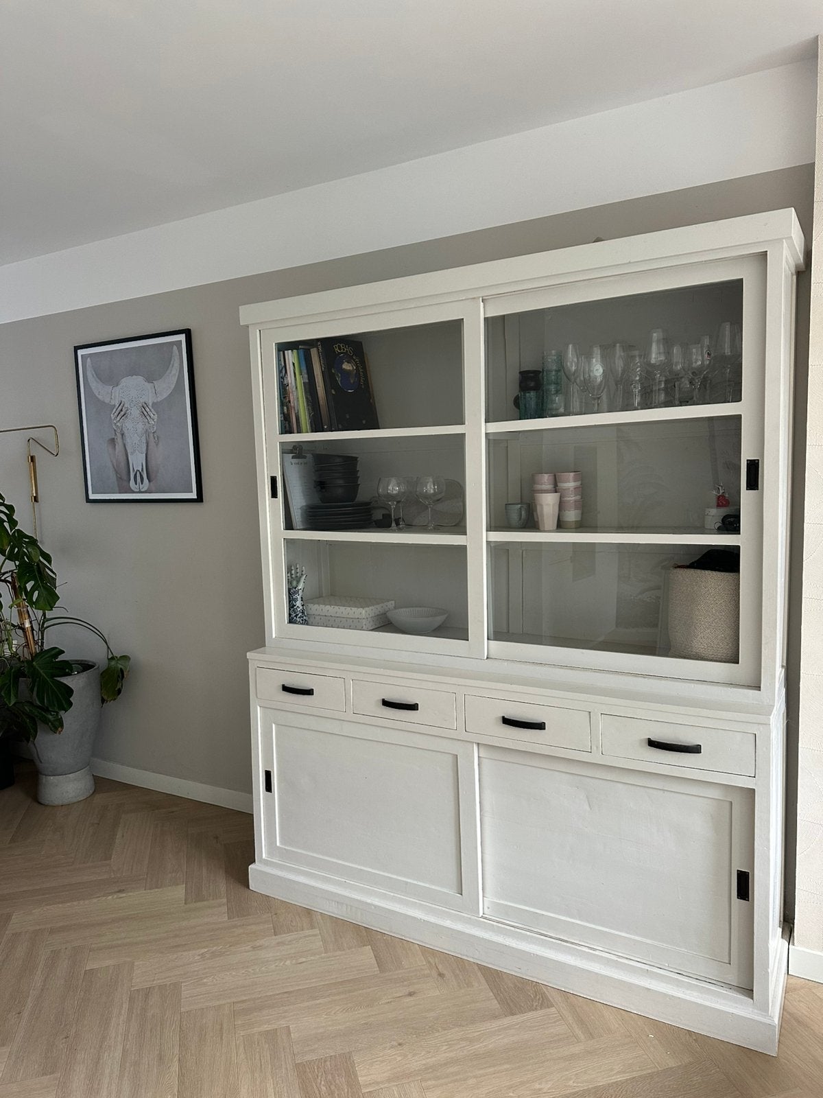 Grote buffetkast van hout, geschilderd lichtgrijs/taupe, Huis en Inrichting, Ophalen, 200 cm of meer, 150 tot 200 cm, Met lade(s)