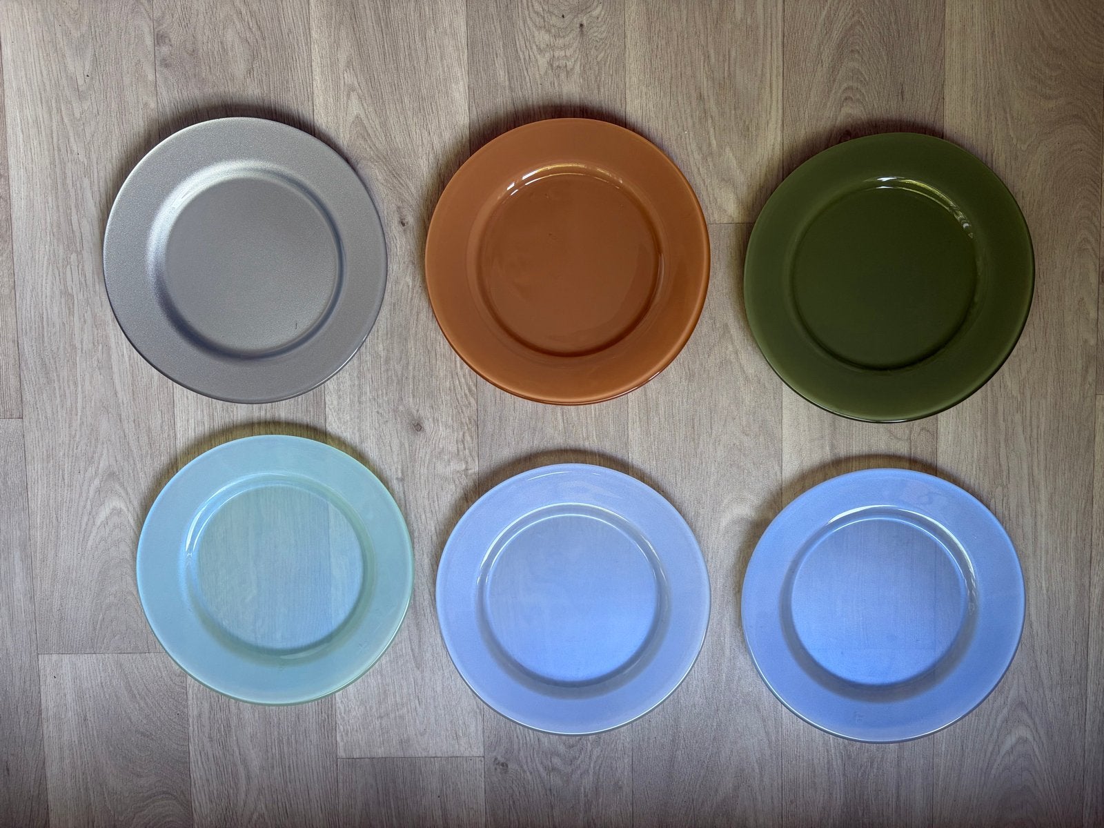 Set van 6 gekleurde glazen borden - Zo goed als nieuw, Huis en Inrichting, Ophalen, Overige materialen, Zo goed als nieuw, Bord(en)