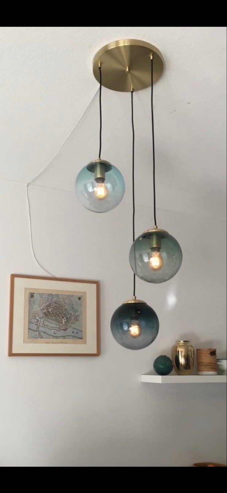 Moderne hanglamp met 3 glazen bollen, goud/ messing details, Ophalen, Gebruikt, Glas, E27 (groot)