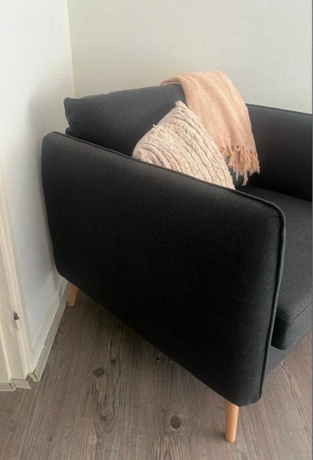 Comfortabele donkergrijze fauteuil met houten poten, Ophalen, Zo goed als nieuw, Stof, 75 tot 100 cm