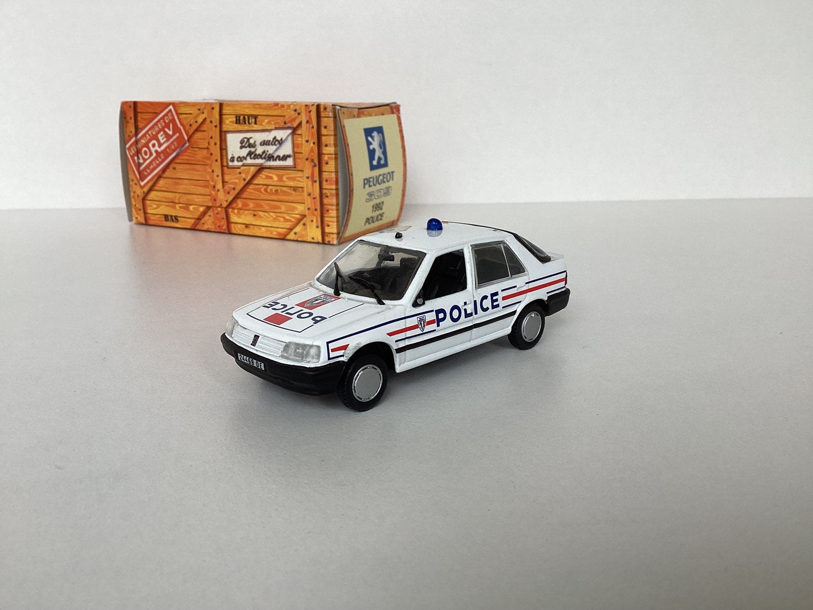 Peugeot 309 Politie 1:43 Norev (lichte schade), Hobby en Vrije tijd, Ophalen of Verzenden, Gebruikt, Auto, Norev