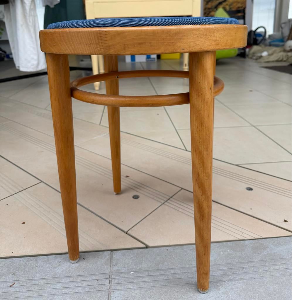 Thonet 80 Houten kruk met blauwe zitting, Huis en Inrichting, Ophalen, Gebruikt, Hout