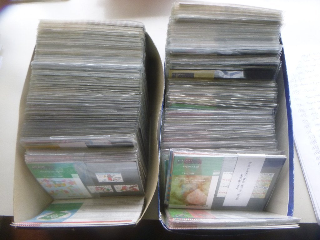 2 schoenendozen vol Nederland PTT Mapjes guldenperiode, Ophalen of Verzenden, Nederland