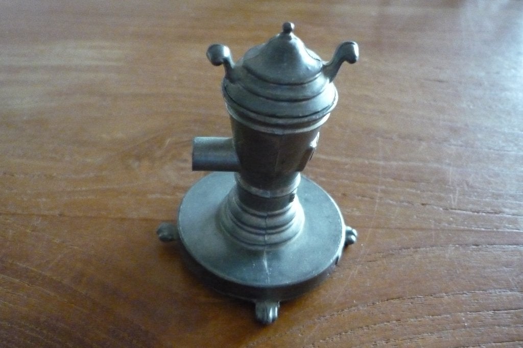 Miniatuur Tinnen '' Potkacheltje '' voor in de letterbak., Ophalen