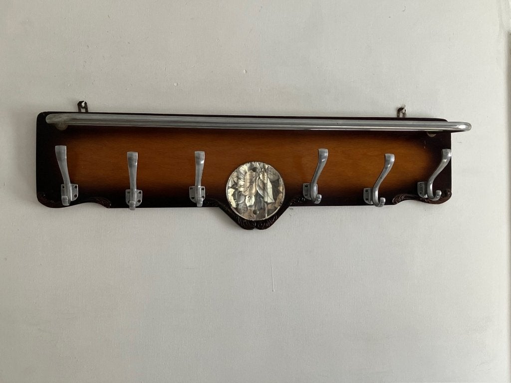 Kapstok met een houten achterplaat, een metalen hoedenplank, Ophalen
