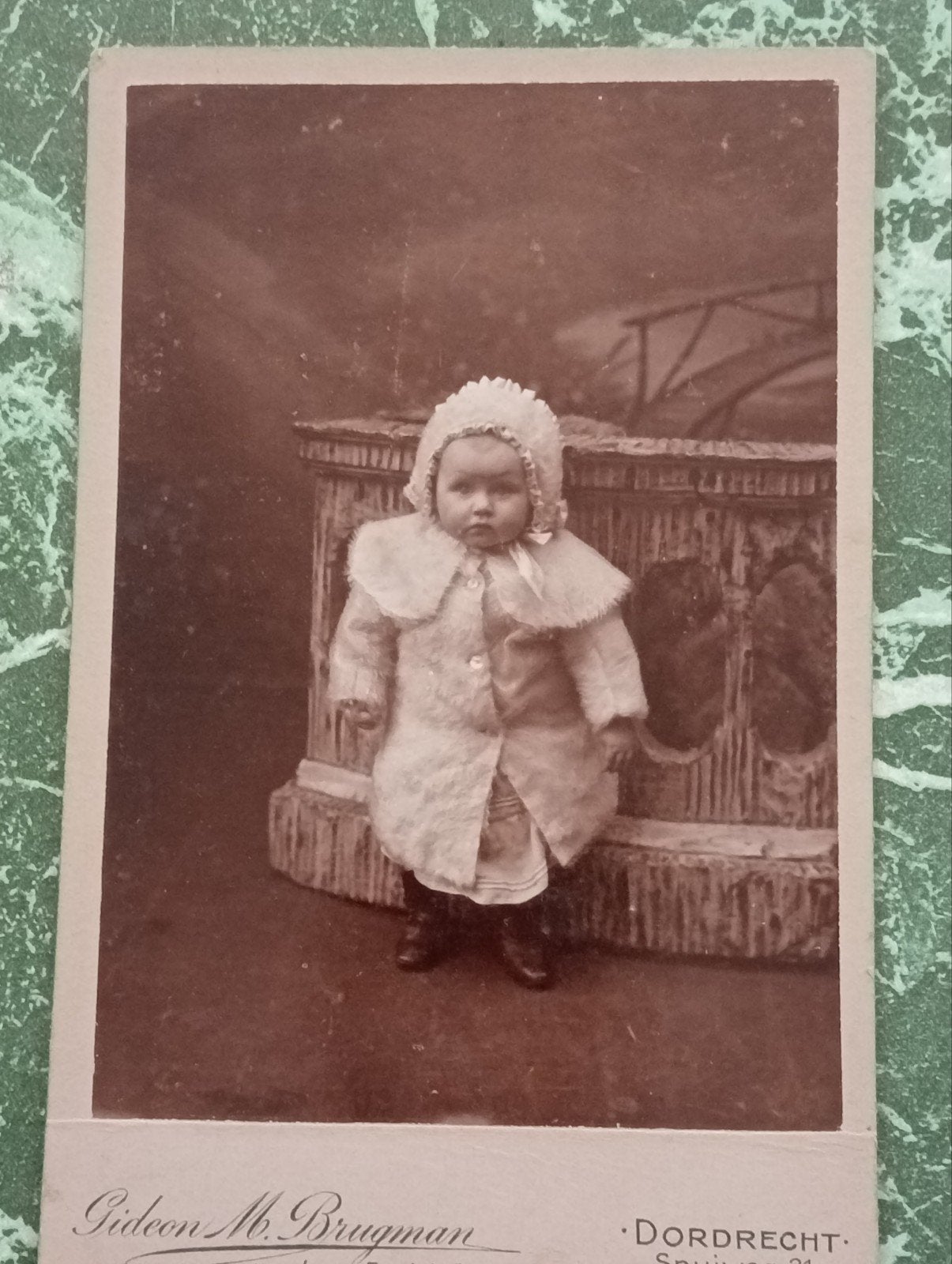 Antieke foto van baby in bontjas, Dordrecht, voor 1940, Ophalen of Verzenden, Voor 1940, Gebruikt, Kind