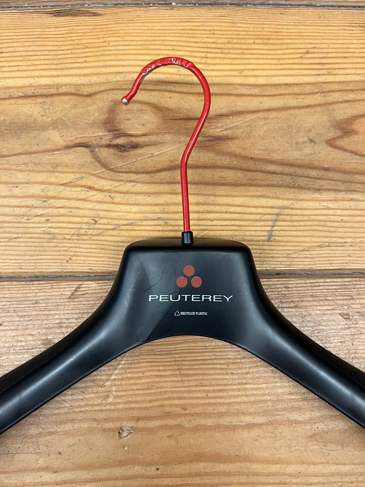 Peuterey kledinghangers (20x), Kleding | Dames, Kledinghangers, Ophalen, Zo goed als nieuw, Kunststof