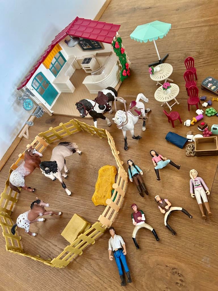 Schleich restaurant en wei paarden poppetjes ruiters, Ophalen of Verzenden, Zo goed als nieuw, Jongen of Meisje