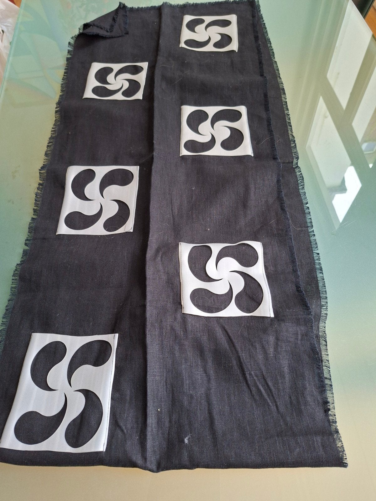 zeer aparte sjaal met plastic motieven., Verzenden, Zo goed als nieuw, Maat 46/48 (XL) of groter, Sjaal