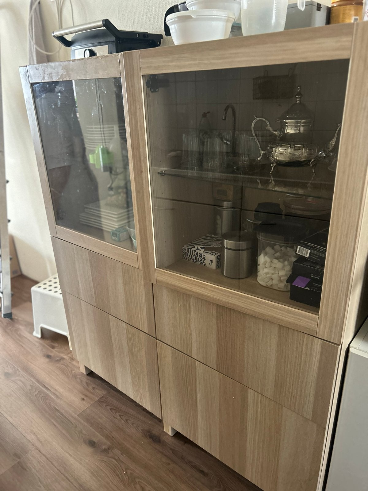 Diverse gratis IKEA Vitrinekast met Glazen Deuren en Lades, Ophalen, Gebruikt, 50 tot 100 cm, Met lade(s)