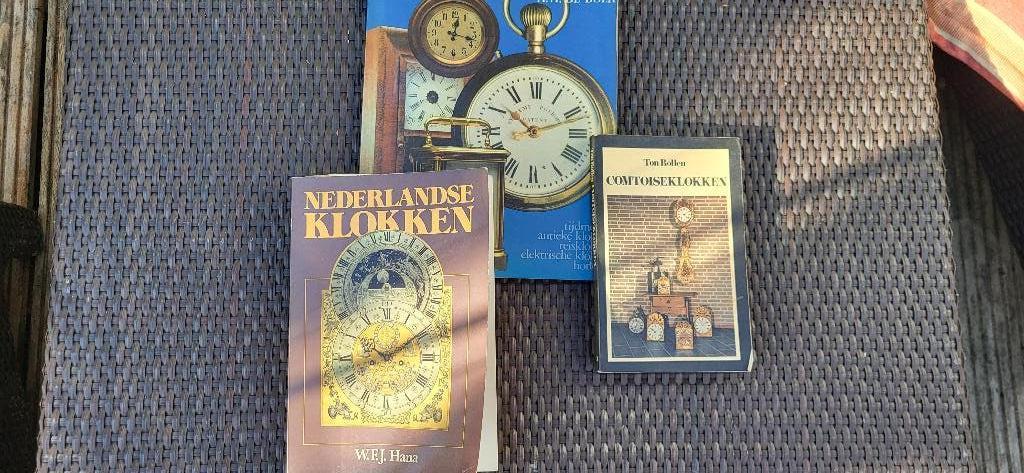 verzameling boeken over klokken., Ophalen, Gelezen