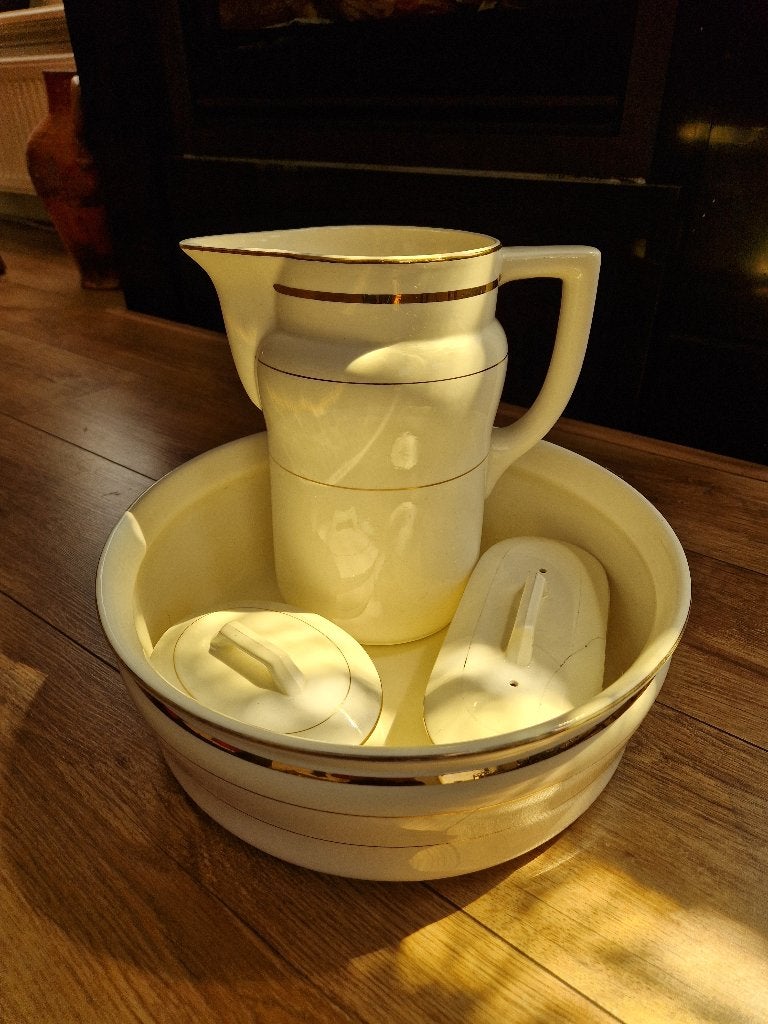Lampetstel (waskom, kan) met gouden bies, Ophalen