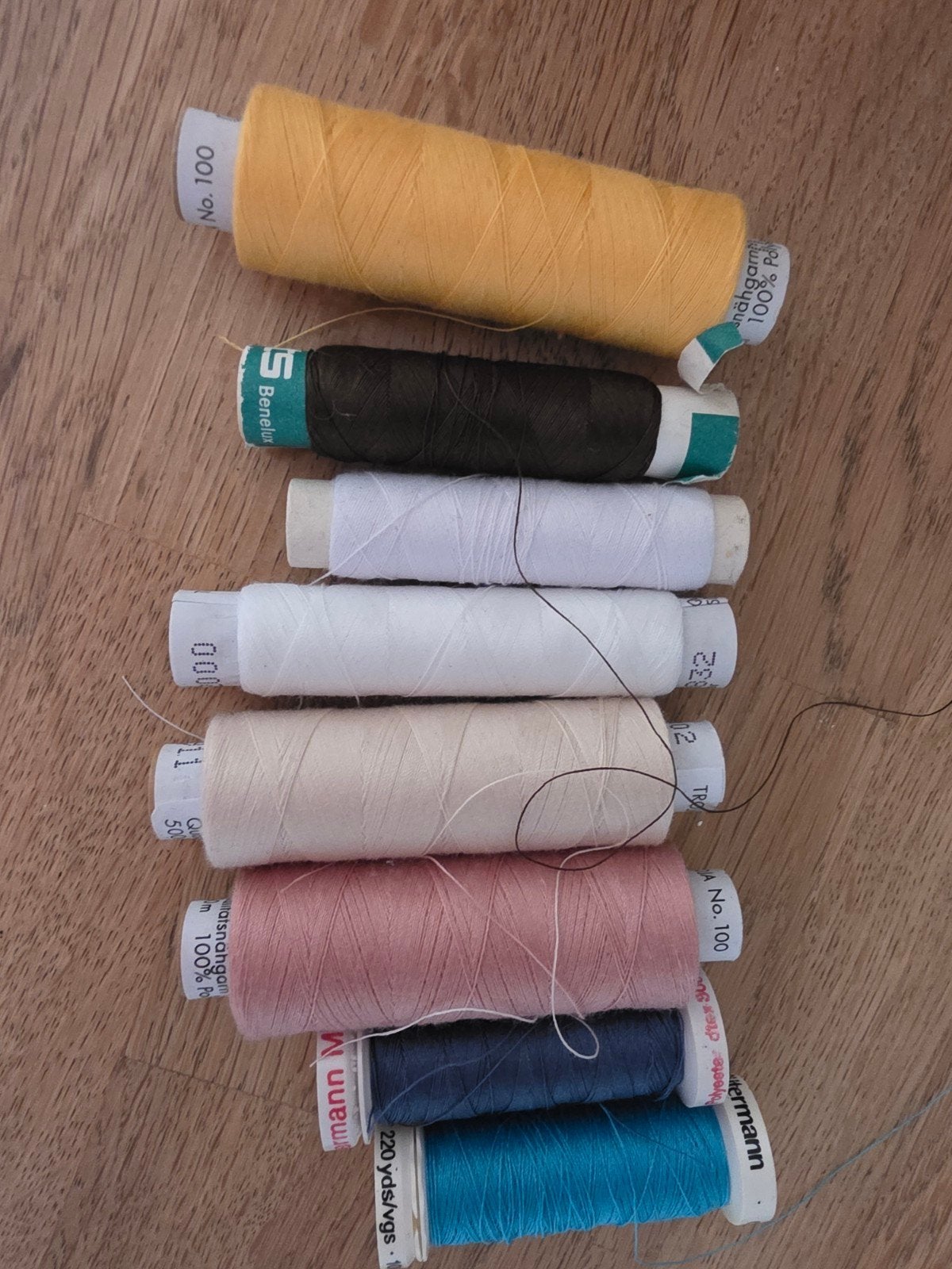 Diverse kleuren naaigaren - set van 8 klossen, Ophalen of Verzenden, Gebruikt, Garen of Naald(en)