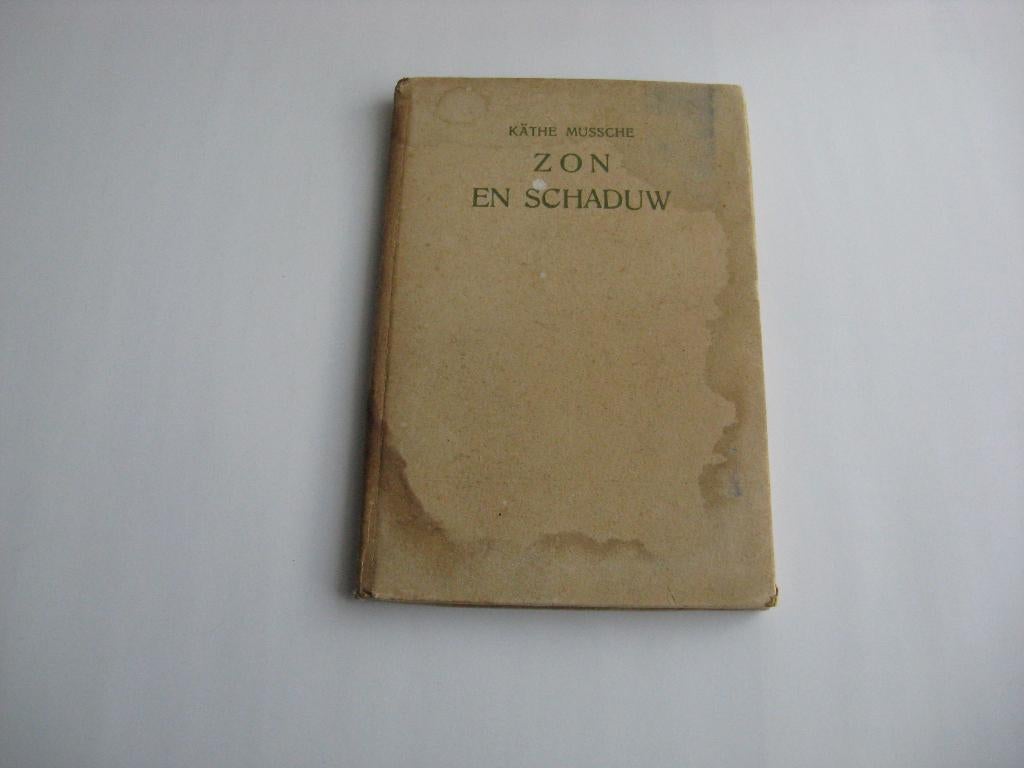 Zon en Schaduw Door Káthe Mussche, Boeken, Ophalen of Verzenden, Gelezen