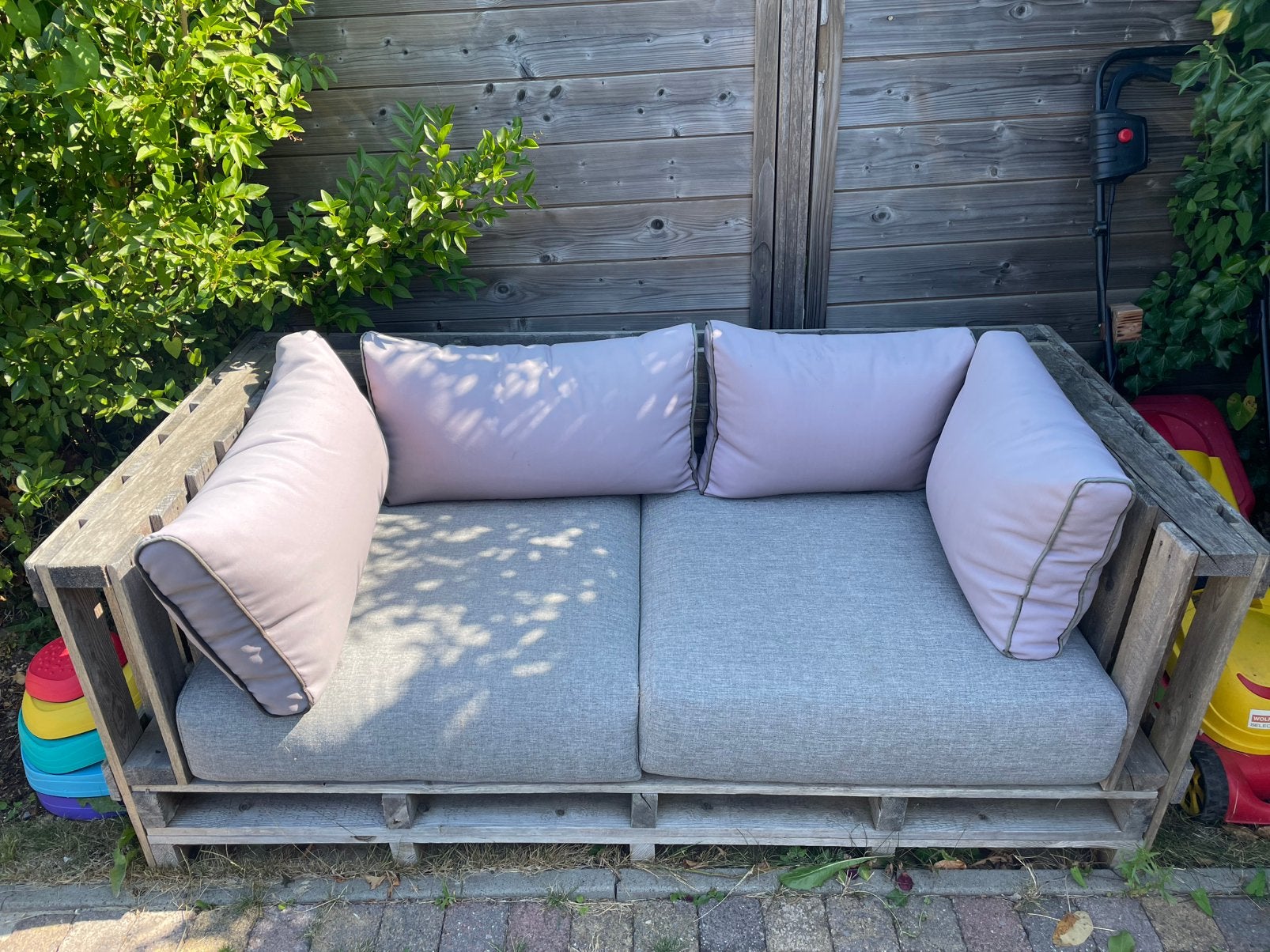 Gratis pallet bank met kussens, Gebruikt, Bank, Hout, Ophalen